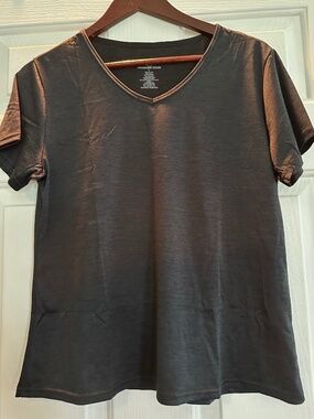 Real Essentials Women's Heathered Black V-Neck Short Sleeve Shirt M/L NWOT